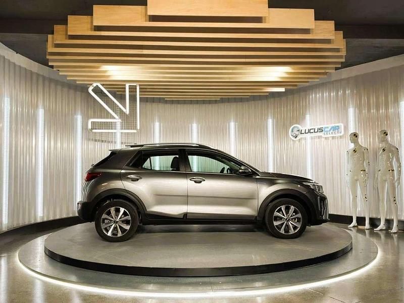 Usado Kia Stonic 101 CV (74 kW) 2023 Gris SUV