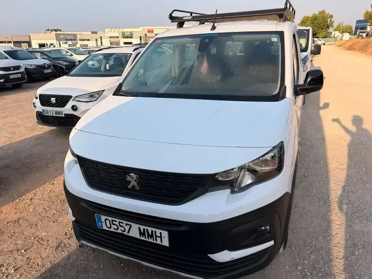 Usado Peugeot Rifter Active 102 CV (75 kW) 2023 Blanco Monovolumen