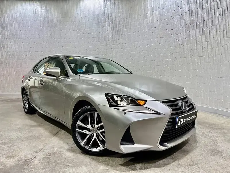 Usado Lexus IS300h Executive Line 223 CV (164 kW) 2018 Gris / plata Berlina