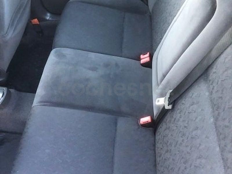 Usado Ford Focus Ghia 100 CV (73 kW) 2002 Rojo Berlina