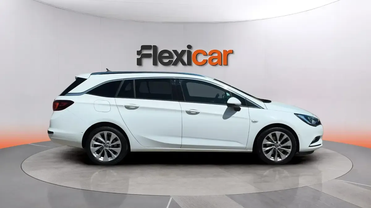 Usado Opel Astra Innovation 136 CV (100 kW) 2019 Blanco Familiar