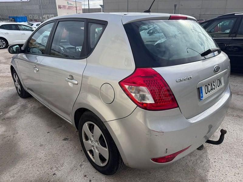 Używany Kia Ceed 90 KM (66 kW) 2011 Szary Hatchback