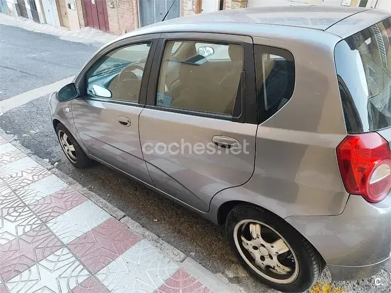 Usado Chevrolet Aveo LS 84 CV (61 kW) 2008 Gris / plata Berlina