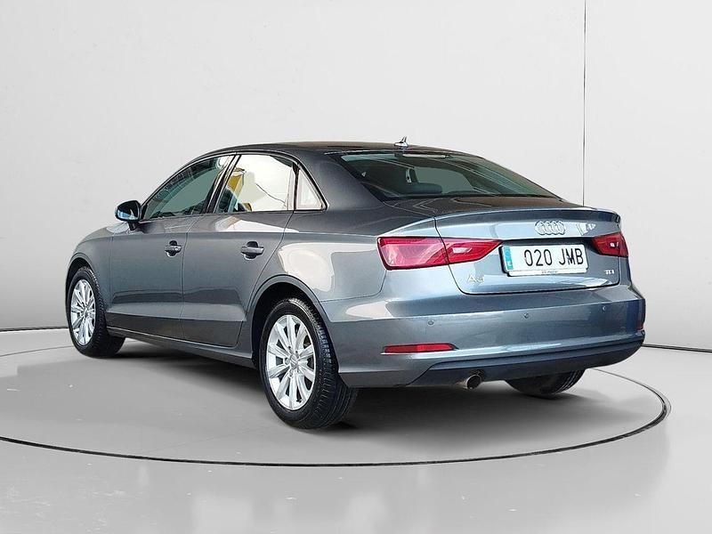 Usado Audi A3 Attraction 110 CV (80 kW) 2016 Gris / plata Berlina