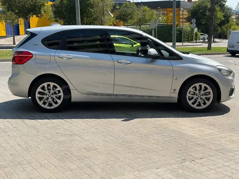 Usado BMW 225 Active Tourer iPerformance 224 CV (164 kW) 2017 Gris / plata Monovolumen