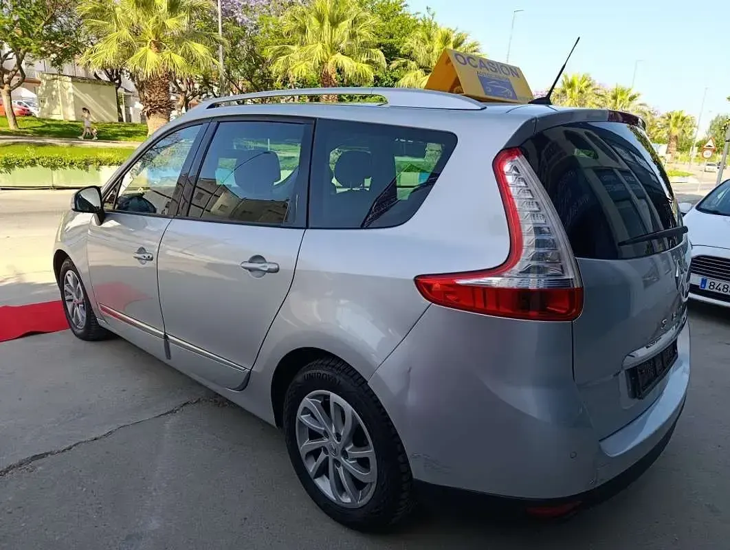 Usado Renault Grand Scénic III Privilege 131 CV (96 kW) 2012 Gris Monovolumen