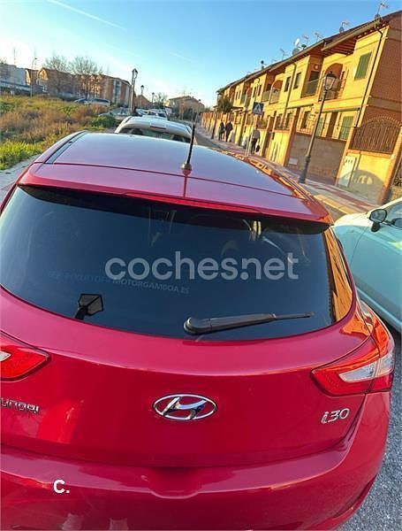 Käytetty Hyundai i30 110 HP (80 kW) 2014 Punainen Sedan