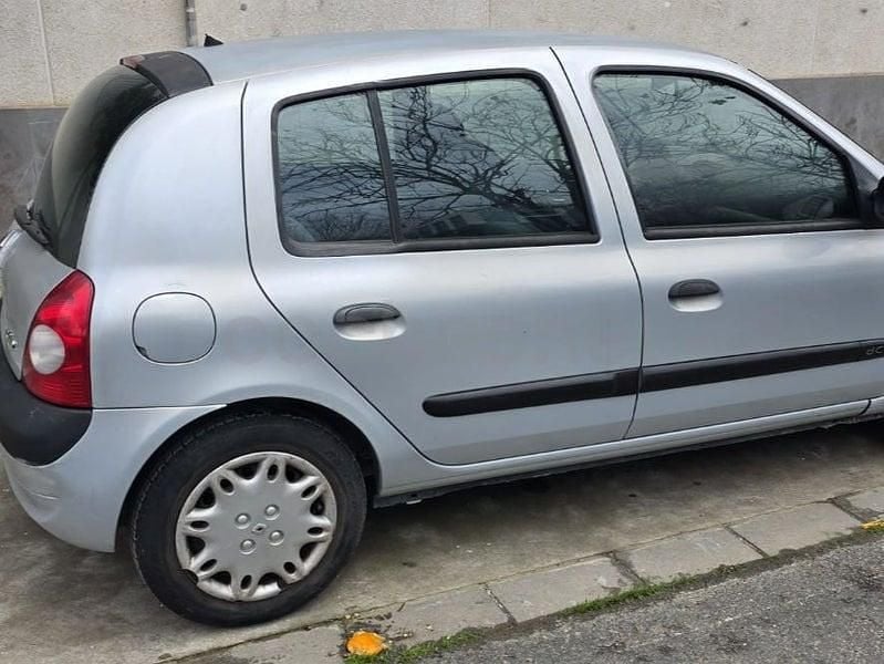 Gris / plata Usado 2004 Renault Clio II Authentique Berlina | 2000 € (Buen precio) - Imagen 1/4