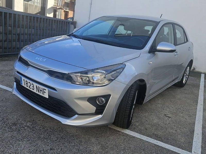 Usado Kia Rio 84 CV (61 kW) 2021 Gris / plata Berlina