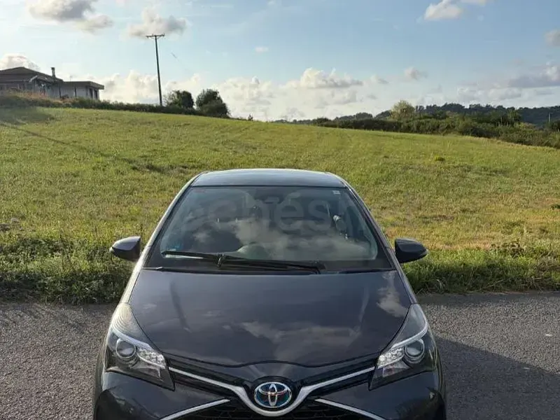 Usado Toyota Yaris Hybrid Advance 100 CV (73 kW) 2017 Gris / plata Berlina