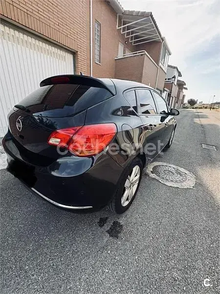 Usado Opel Astra Selective 165 CV (121 kW) 2015 Negro Berlina