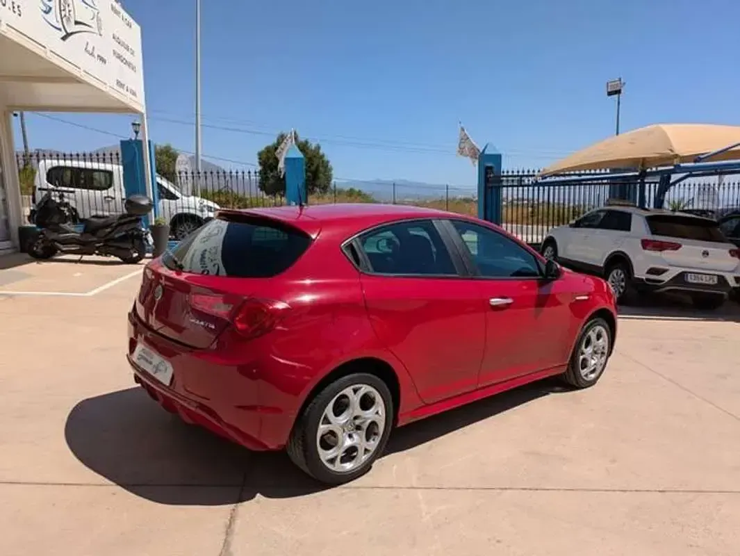 Usado Alfa Romeo Giulietta 120 CV (88 kW) 2018 Rojo Utilitario