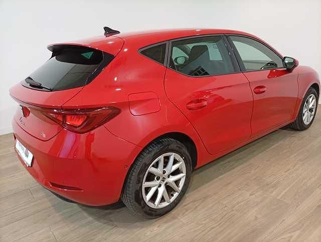 Usado Seat Leon Style 130 CV (95 kW) 2023 Rojo Berlina