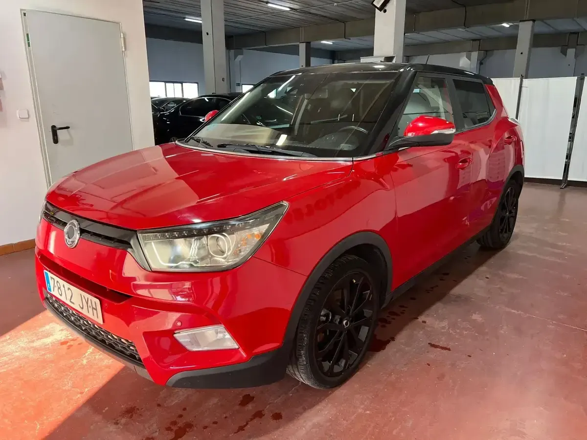 Usado SsangYong Tivoli Limited 115 CV (84 kW) 2017 Rojo SUV