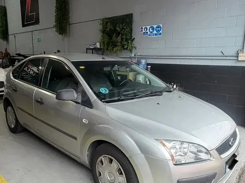 Usado Ford Focus Trend 100 CV (73 kW) 2006 Gris / plata Berlina
