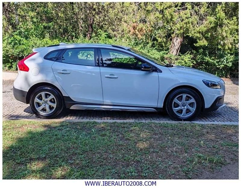 Usado Volvo V40 Momentum 120 CV (88 kW) 2016 Blanco SUV
