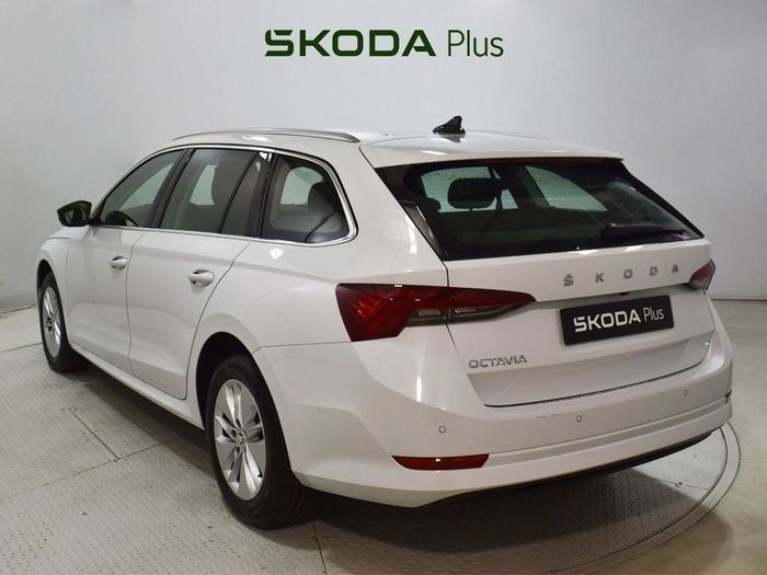 Blanco Usado 2024 Skoda Octavia Ambition Familiar | 25.400 € (Precio justo) - Imagen 1/4