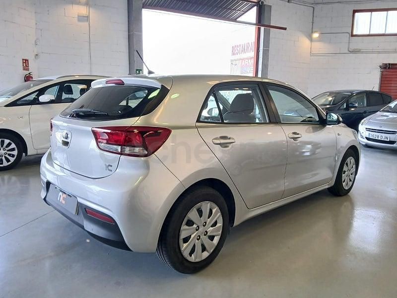 Usado Kia Rio 84 CV (61 kW) 2017 Gris / plata Berlina