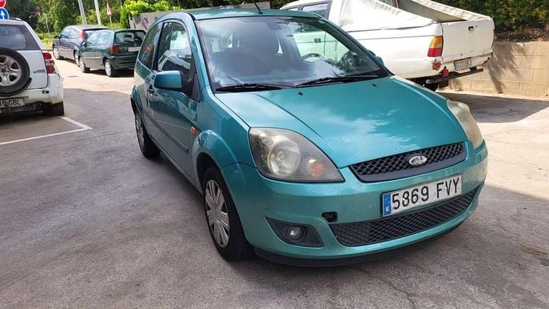 Usado Ford Fiesta Trend 90 CV (66 kW) 2007 Verde Utilitario