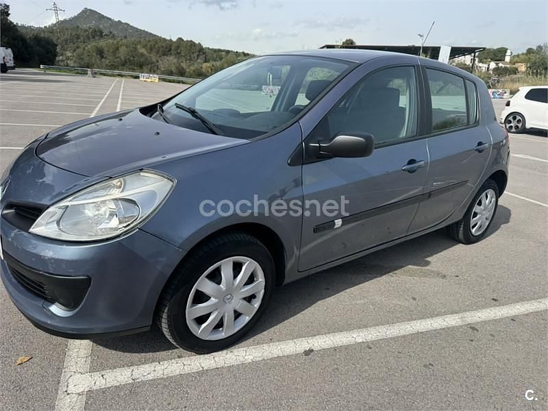 Usado Renault Clio II Dynamique 85 CV (62 kW) 2006 Gris / plata Berlina