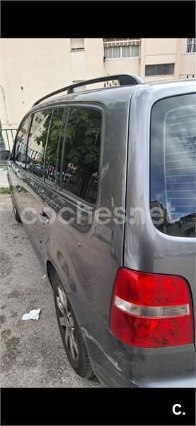Usado VW Touran Trendline 140 CV (102 kW) 2005 Gris / plata Monovolumen