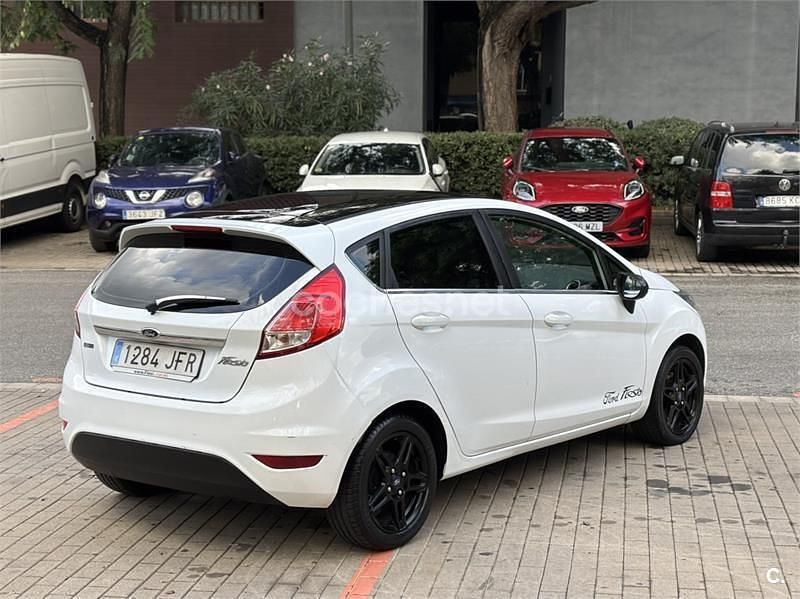 Blanco Usado 2015 Ford Fiesta Titanium Utilitario | 3650 € (Super precio) - Imagen 1/4
