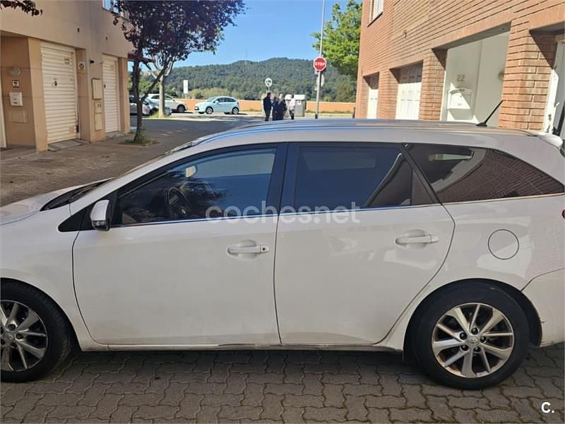 Usado Toyota Auris Active 90 CV (66 kW) 2014 Blanco Familiar