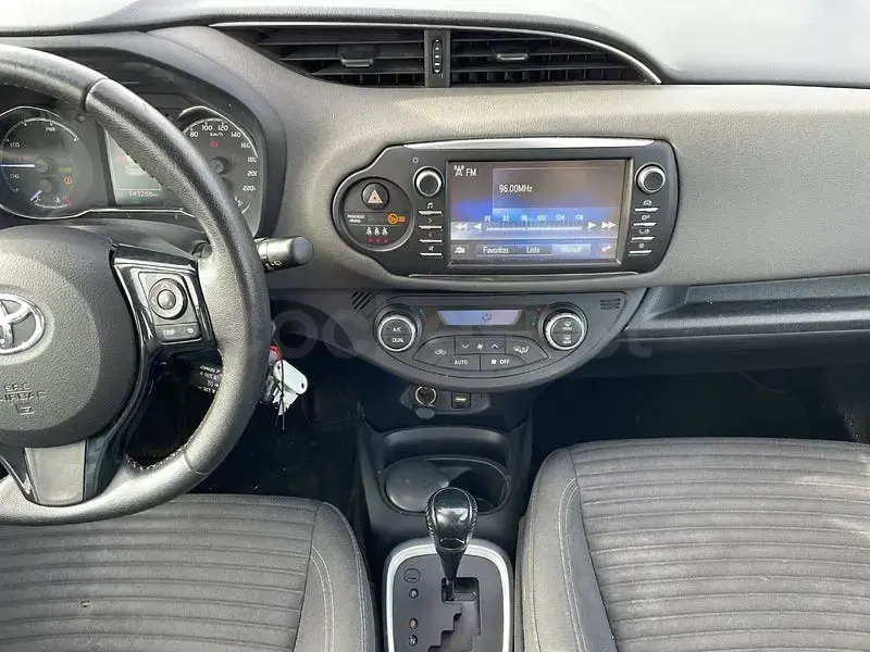 Usado Toyota Yaris Hybrid Active 100 CV (73 kW) 2019 Blanco Berlina