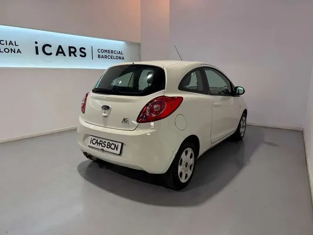 Usado Ford Ka Trend+ 69 CV (50 kW) 2015 Blanco Utilitario