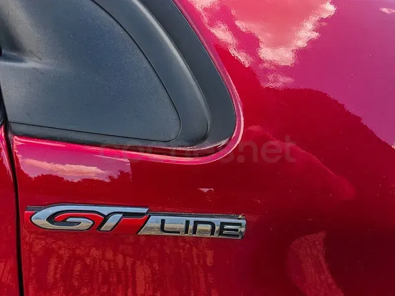 Usado Peugeot 2008 GT-line 120 CV (88 kW) 2018 Granate SUV