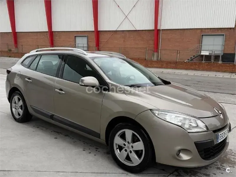 Usado Renault Mégane GrandTour Dynamique 105 CV (77 kW) 2009 Gris / plata Familiar