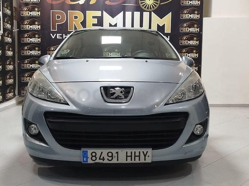 Usado Peugeot 207 Active 70 CV (51 kW) 2012 Gris / plata Berlina