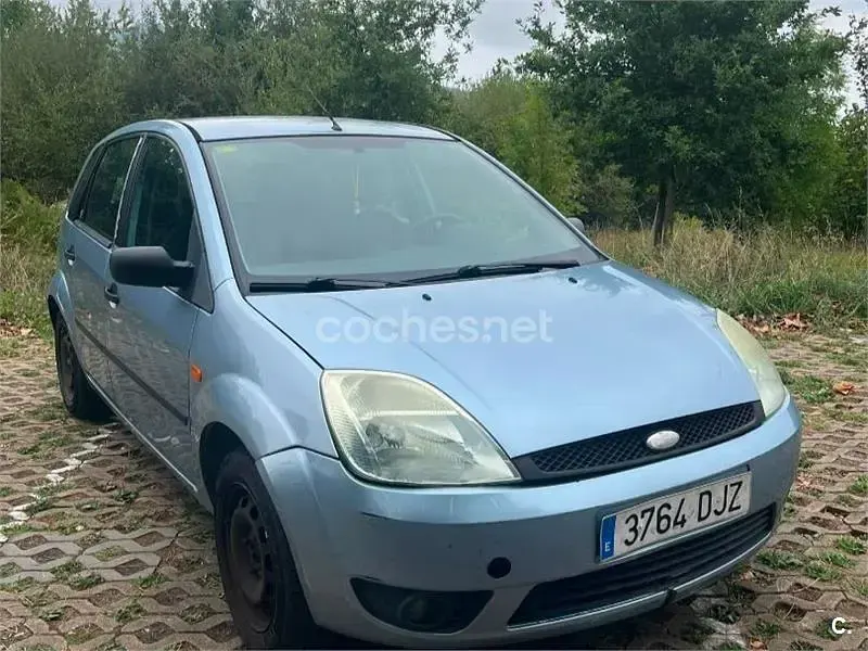 Usado Ford Fiesta Ghia 90 CV (66 kW) 2005 Gris / plata Utilitario