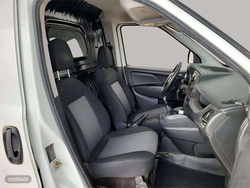 Usado Fiat Doblò 90 CV (66 kW) 2017 Blanco Monovolumen