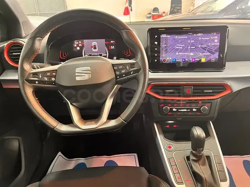 Usado Seat Arona FR 115 CV (84 kW) 2025 Gris / plata SUV
