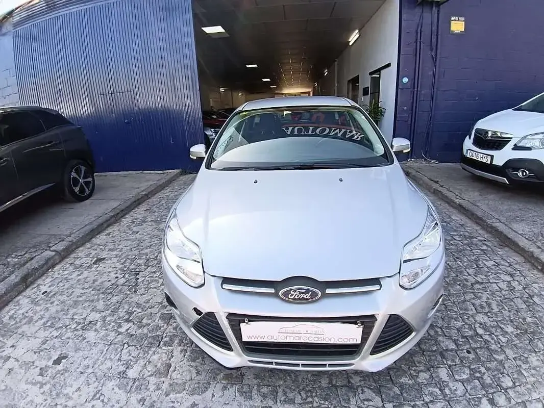 Usado Ford Focus Trend 114 CV (83 kW) 2011 Gris Utilitario