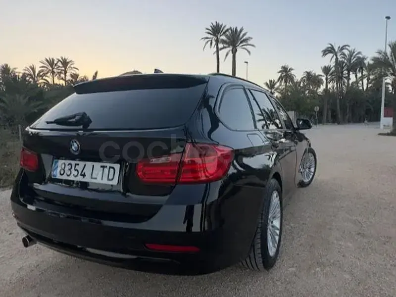 Usado BMW 318 Comfort Edition 143 CV (105 kW) 2014 Negro Familiar