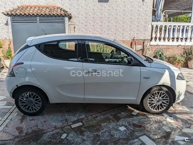 Usado Lancia Ypsilon Gold 69 CV (50 kW) 2012 Blanco Utilitario