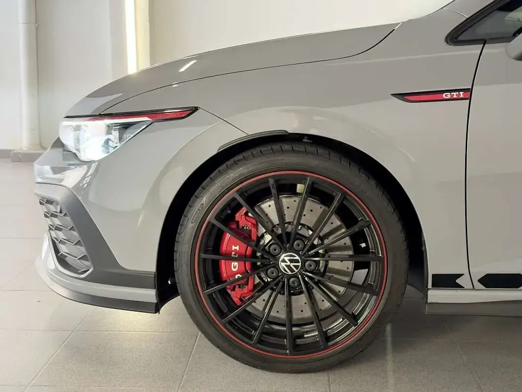 Usado VW Golf VIII GTI 300 CV (220 kW) 2022 Gris Utilitario