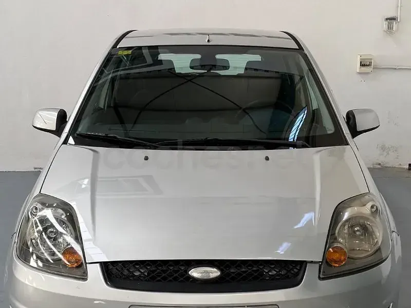 Usado Ford Fiesta Trend 80 CV (58 kW) 2007 Gris / plata Utilitario