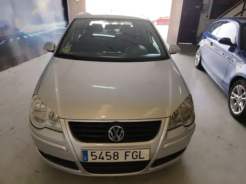 Usado VW Polo Advance 80 CV (58 kW) 2006 Gris / plata Utilitario
