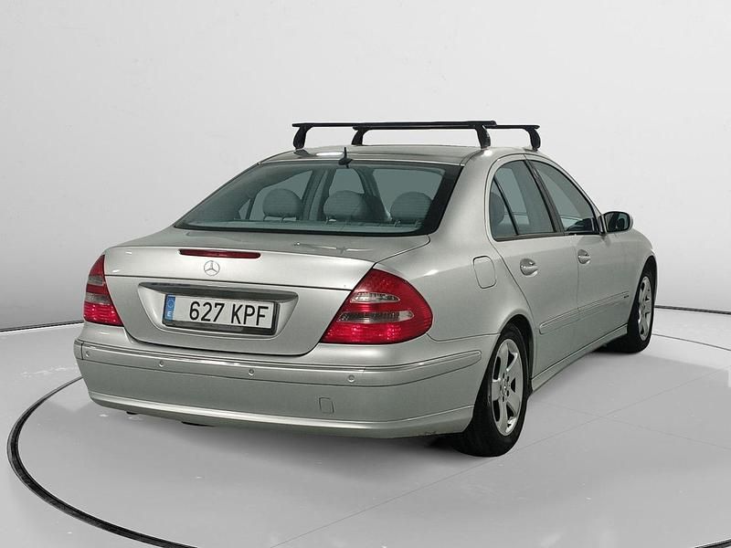 Usado Mercedes E350 Avantgarde 272 CV (200 kW) 2005 Gris Berlina