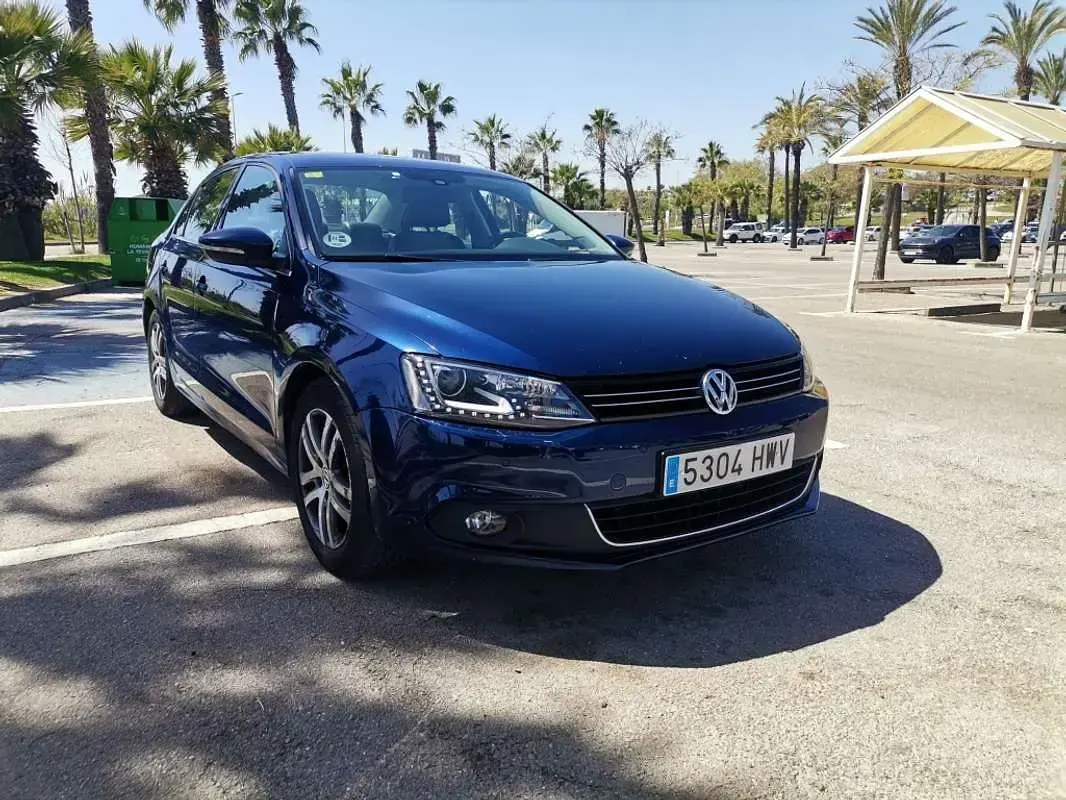 Usado VW Jetta Sport 105 CV (77 kW) 2014 Azul Berlina