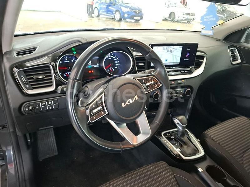 Usado Kia Ceed GT 136 CV (100 kW) 2023 Gris / plata Berlina