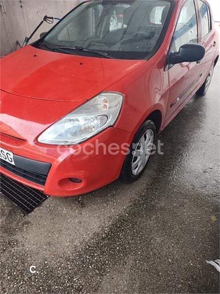 Rojo Usado 2013 Renault Clio III Collection Berlina | 3950 € - Imagen 1/4