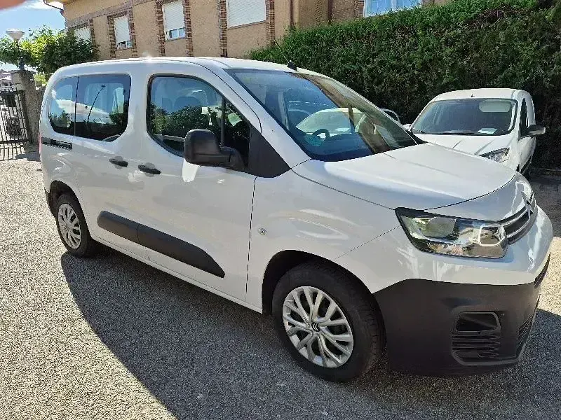 Usado Citroën Berlingo Live 102 CV (75 kW) 2022 Blanco Monovolumen