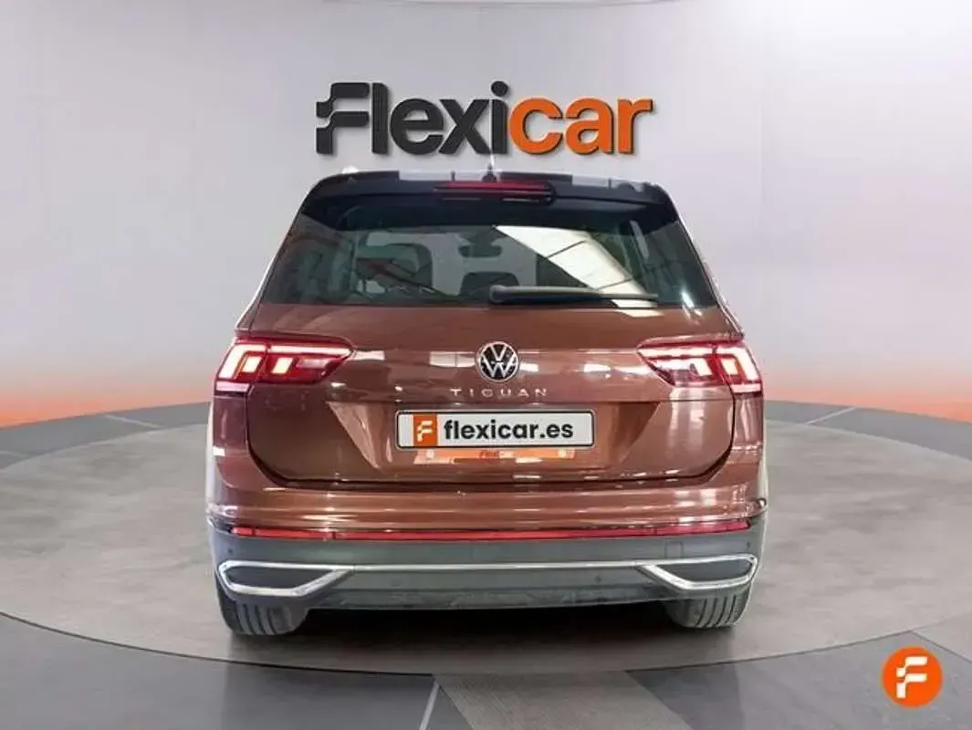 Usado VW Tiguan Sportline 150 CV (110 kW) 2022 Marrón SUV