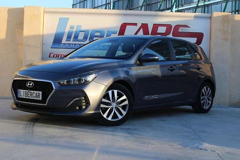 Usado Hyundai i30 120 CV (88 kW) 2019 Gris Utilitario
