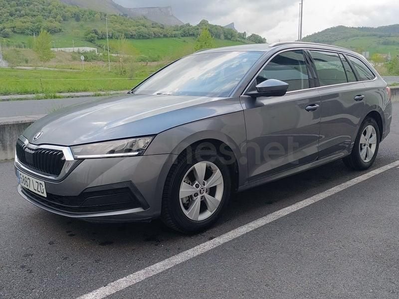 Usado Skoda Octavia Ambition 150 CV (110 kW) 2022 Gris / plata Familiar