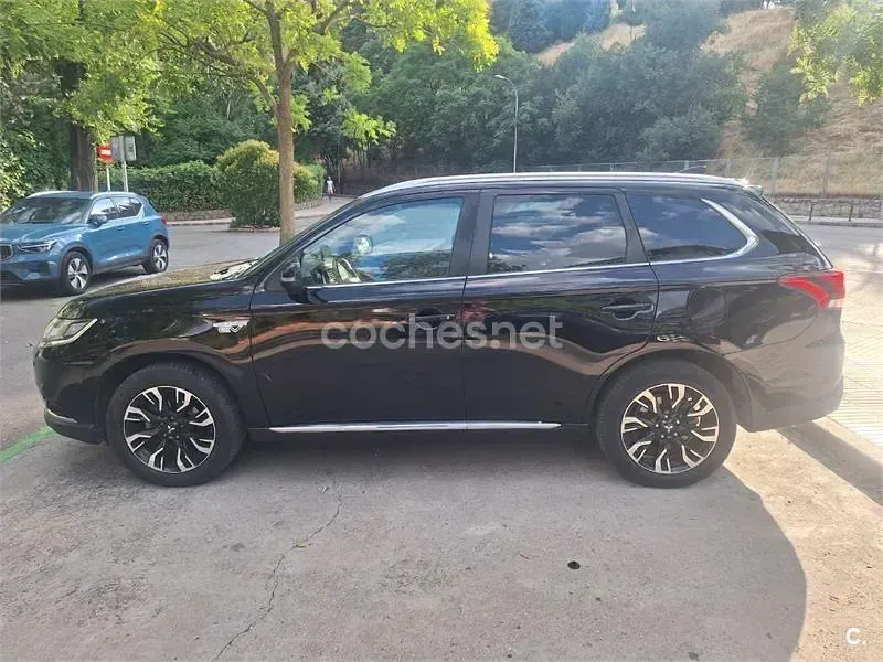 Usado Mitsubishi Outlander P-HEV 203 CV (149 kW) 2017 Negro SUV